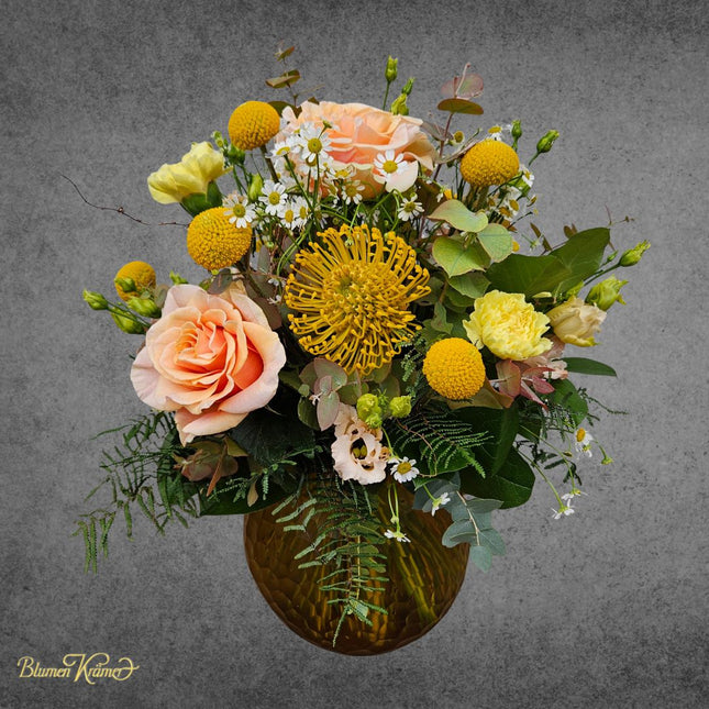 Blumenstrauss mit apricot Rosen Craspedia und herbstlichem Grün in Zürich online kaufen