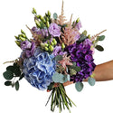 Blumenstrauss mit blauen und violetten Hortensien, Lisianthus und Eukalyptus