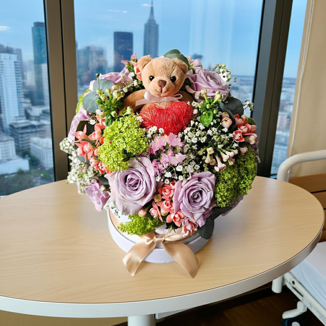 Blumenbox mit lila Rosen Viburnum und Teddybär liefern Zürich zur Geburt