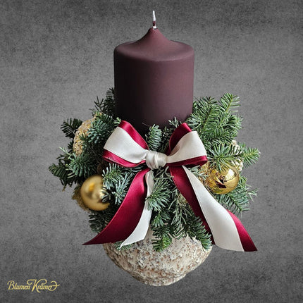 Schlichtes Kerzengesteck mit Tannenzweigen goldenen Kugeln und rot weisser Masche in Zürich