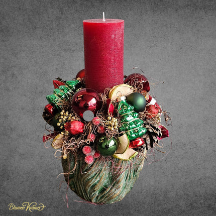 Festliches Kerzengesteck mit roter Kerze und weihnachtlichen Dekoelementen in Zürich