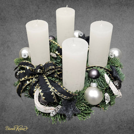 Adventskranz Black and Bright mit Schwarz Silber Deko und Kerzen elegant gestaltet aus Zürich