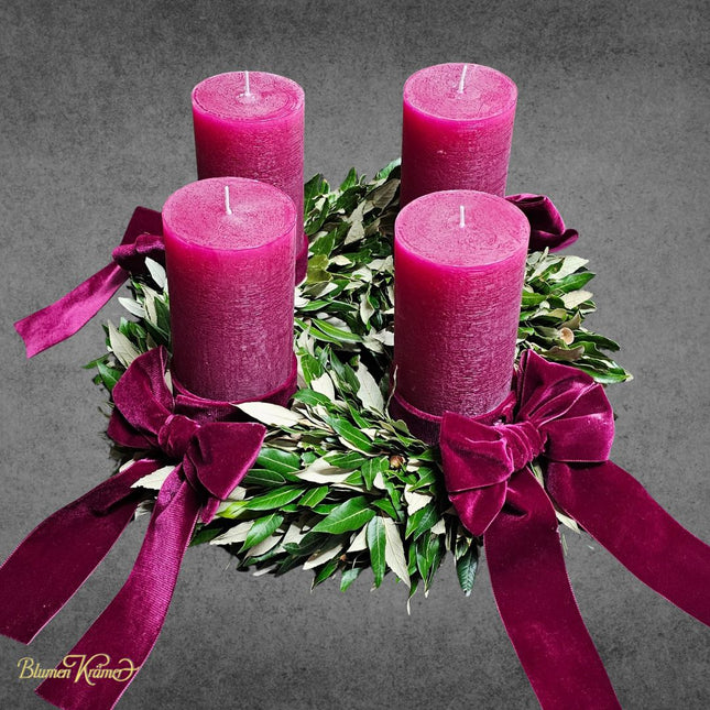 Adventskranz aus Eichenlaub mit vier weinroten Kerzen und Schleifen festliche Deko aus Zürich