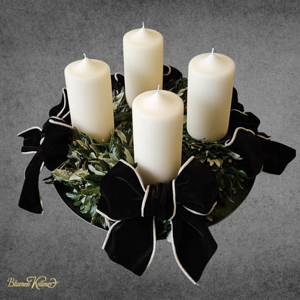 Adventskranz aus Eichenlaub mit vier crèmefarbenen Kerzen und Schleifen festliche Deko aus Zürich