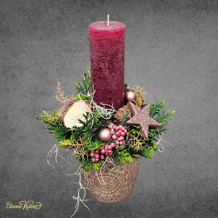 Klassisches Adventsgesteck mit frischem Tannengrün und einer weinroten Kerzen aus Zürich