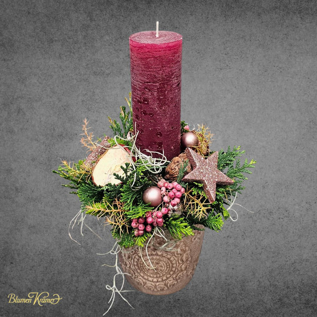 Klassisches Adventsgesteck mit frischem Tannengrün und einer weinroten Kerzen aus Zürich
