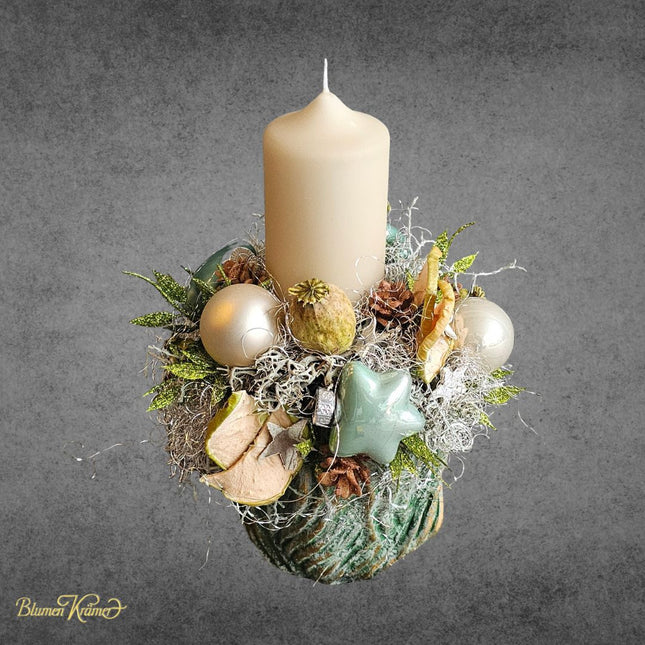 Kerzengesteck Mint und Gold mit Tannengrün und Kugeln, handgefertigt im Blumenladen Zürich verschicken
