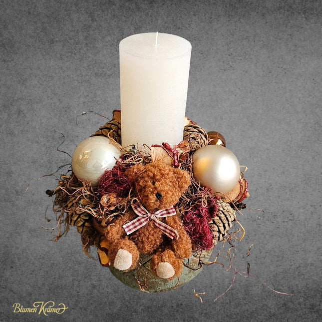 Kerzengesteck Braun Gold mit Teddy, Zapfen und Kugeln – Blumenladen Zürich online kaufen
