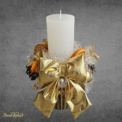 Adventsgesteck mit goldener Kerze, Masche, Zapfen, Kugeln und Orangen aus Zürich online bestellen