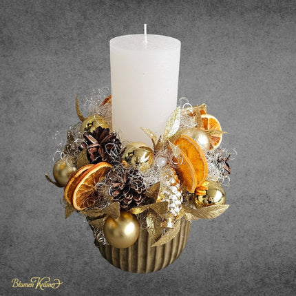 Adventsgesteck mit goldener Kerze, Masche, Zapfen, Kugeln und Orangen aus Zürich verschicken
