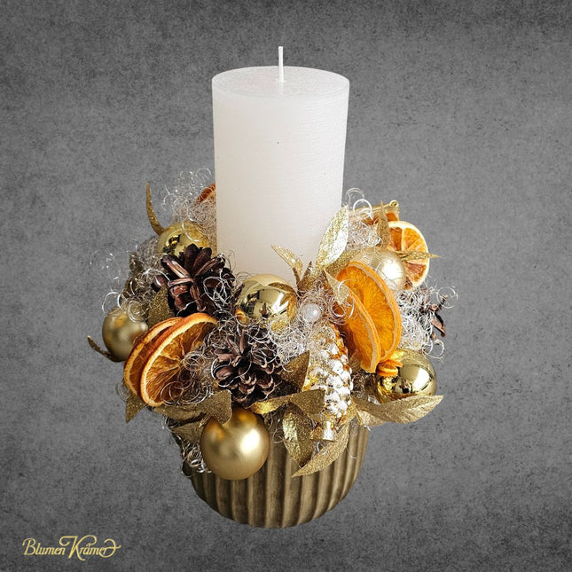 Adventsgesteck mit goldener Kerze, Masche, Zapfen, Kugeln und Orangen aus Zürich verschicken