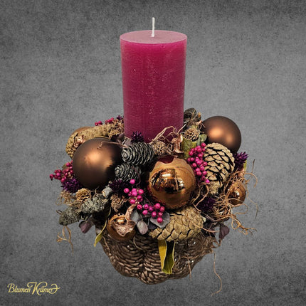 Adventsgesteck mit Zapfen und Kugeln handgefertigt in Zürich für festliche Tischdekoration