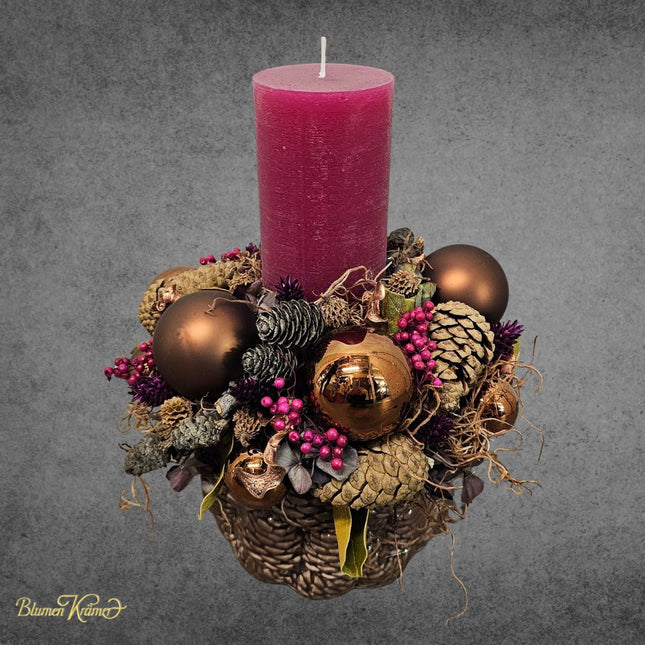 Adventsgesteck mit Zapfen und Kugeln handgefertigt in Zürich für festliche Tischdekoration
