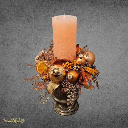 Kerzengesteck in Gold und Orange mit Zapfen, Beeren und Orangen handgefertigt in Zürich