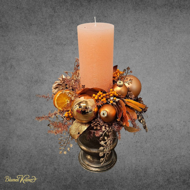 Kerzengesteck in Gold und Orange mit Zapfen, Beeren und Orangen handgefertigt in Zürich