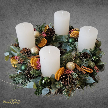 Adventskranz mit diversem Grünmit Zapfen, Beeren und getrockneten Orangen aus dem Blumenladen Zürich online bestellen