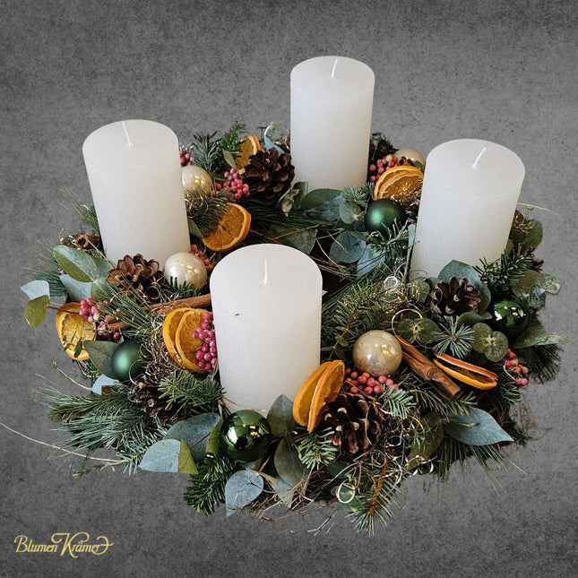 Adventskranz mit diversem Grünmit Zapfen, Beeren und getrockneten Orangen aus dem Blumenladen Zürich online bestellen