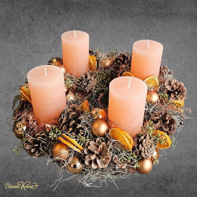 Adventskranz mit Zapfen, goldenen Kugeln und getrockneten Orangen aus dem Blumenladen Zürich verschicken