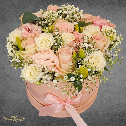 Rosenbox mit rosa und weissen Rosen Lisianthus Schleierkraut und Eukalyptus in Zürich bestellen
