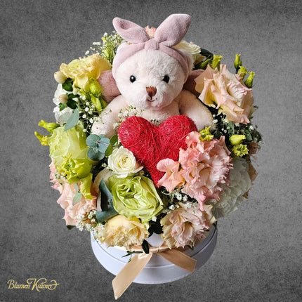 Blumenbox mit Teddybär und rotem Herz in Zürich kaufen zur Geburt oder Valentinstag