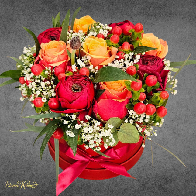 Rote Blumenbox mit gelborange Rosen roten Ranunkeln Hypericum und Schleierkraut kaufen