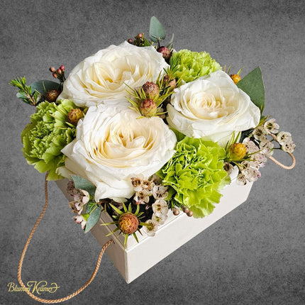 Blumenbox in Weiss Grün mit edlen Rosen stilvoll arrangiert aus Zürich