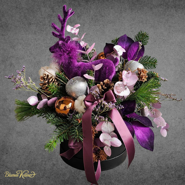 Weihnachtliche Blumenbox mit mintgrünem Hirsch und Tannenzweigen Silberblättern und Zapfen in Zürich verschicken