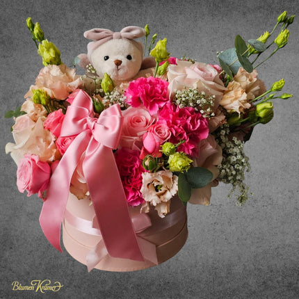 Rosa Blumenbox mit frischen Blumen und Kuschelbär als Baby Geschenk zur Geburt online bestellen Zürich