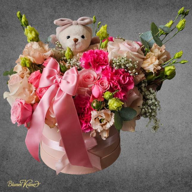 Rosa Blumenbox mit frischen Blumen und Kuschelbär als Baby Geschenk zur Geburt online bestellen Zürich