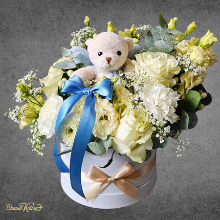 Blumenbox mit frischen Blumen und Kuschelbär als Baby Geschenk zur Geburt in Zürich online kaufen