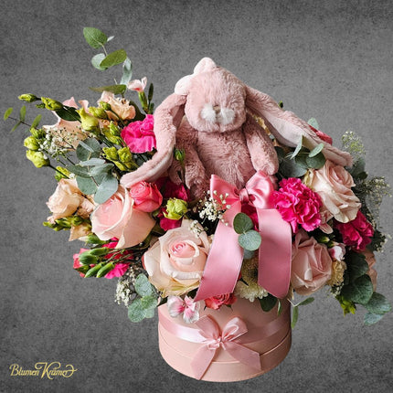 Emotionale Blumenbox mit rosa Blumen und rosa Kuschelhasen als Baby Geschenk zur Geburt Zürich