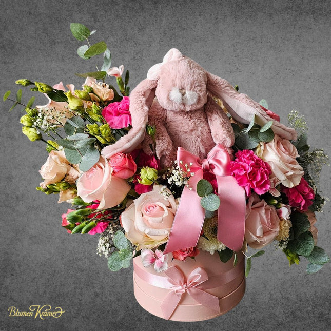 Emotionale Blumenbox mit rosa Blumen und rosa Kuschelhasen als Baby Geschenk zur Geburt Zürich
