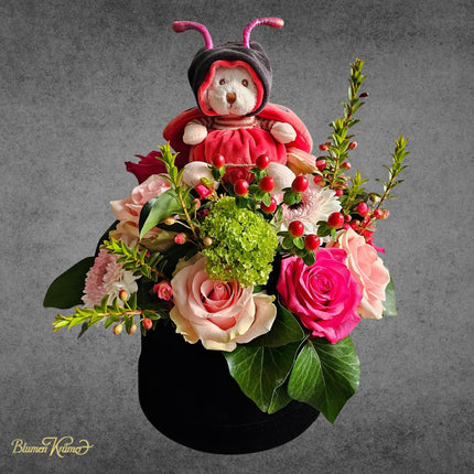 Blumenbox mit rosa Rosen, pink Gerbera, Hypericum und Marienkäfer Bär, Geschenk zur Geburt oder Glückwünsche Zürich