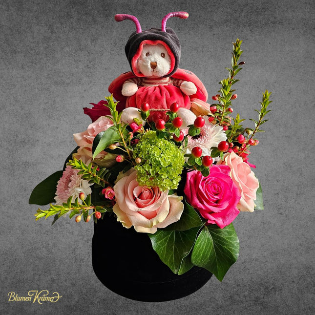 Blumenbox mit rosa Rosen, pink Gerbera, Hypericum und Marienkäfer Bär, Geschenk zur Geburt oder Glückwünsche Zürich