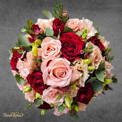 Luxuriöse Rosenbox mit frischen roten und rosafarbenen Rosen in Zürich liefern