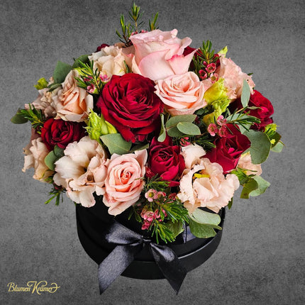 Luxuriöse Rosenbox mit frischen roten und rosafarbenen Rosen in Zürich online bestellen