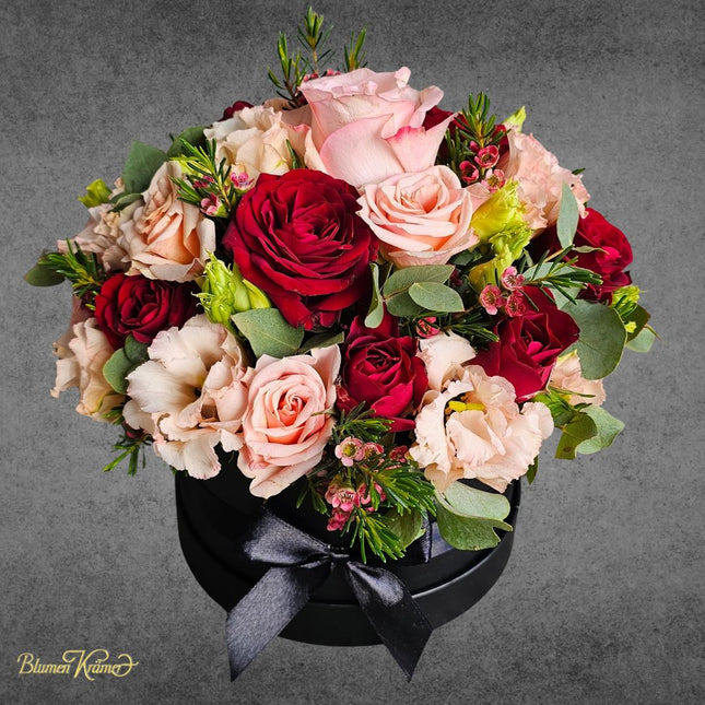 Luxuriöse Rosenbox mit frischen roten und rosafarbenen Rosen in Zürich online bestellen