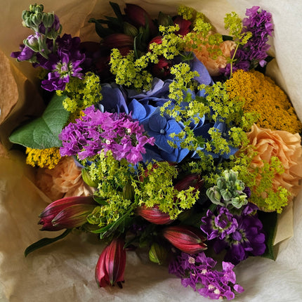 Bunter Blumenstrauss mit saisonalen Blumen in Regenbogenfarben online bestellen in Zürich mit frischer Blumenlieferung