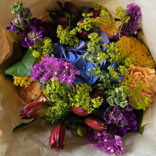 Bunter Blumenstrauss mit saisonalen Blumen in Regenbogenfarben online bestellen in Zürich mit frischer Blumenlieferung