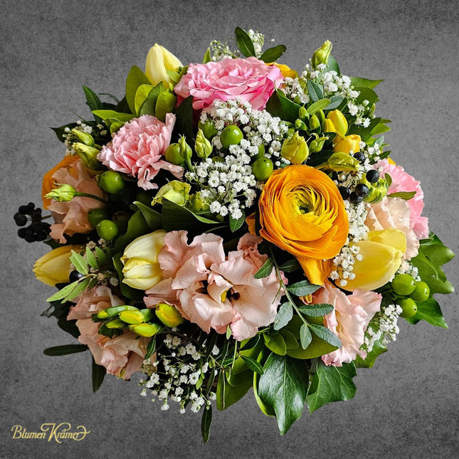 Farbenfroher Blumenkorb mit Rosen Ranunkeln und Frühlingsblumen verschicken Zürich