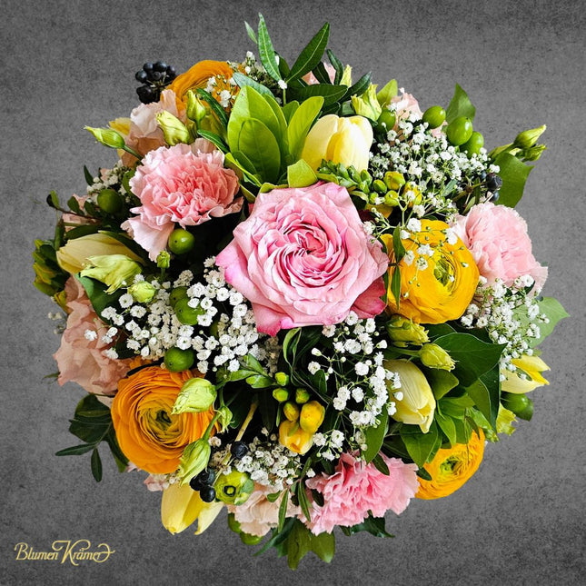 Farbenfroher Blumenkorb mit Rosen Ranunkeln und Frühlingsblumen online kaufen Zürich