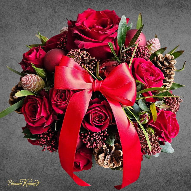 Weihnachtlicher Blumenkorb mit roten Rosen Zapfen und winterlichen Akzenten aus Zürich
