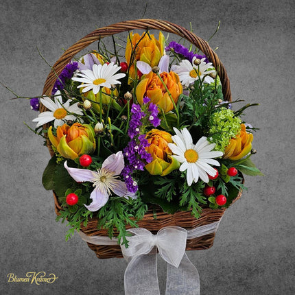 Frühlings Blumenstrauss im Korb online kaufen in Zürich mit frischen Frühlingsblumen und schneller Lieferung