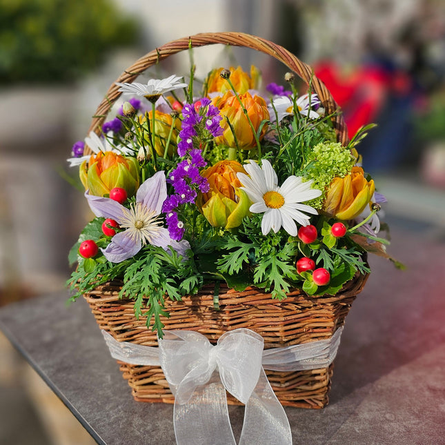 Frühlings Blumenstrauss im Korb online kaufen in Zürich mit frischen Frühlingsblumen und schneller Lieferung