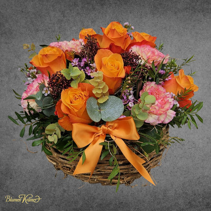 Herbstlicher Blumenkorb mit orangen Rosen frisch gebunden online bestellen Zürich