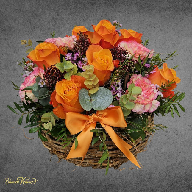 Herbstlicher Blumenkorb mit orangen Rosen frisch gebunden online bestellen Zürich