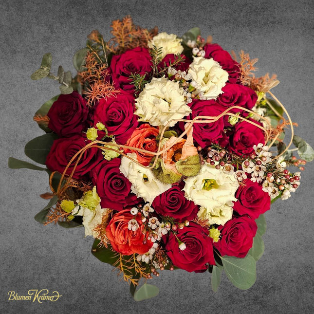 Blumenkorb mit roten Rosen und crèmefarbenen Blüten Blumen online kaufen in Zürich
