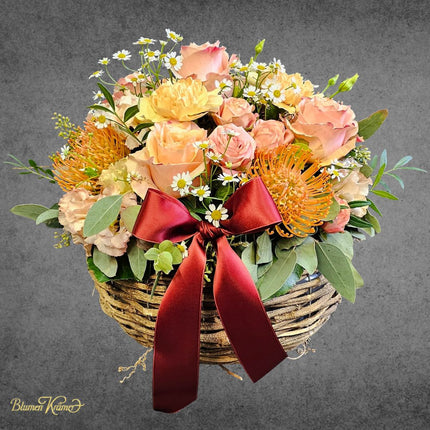 Blumenkorb Zürich mit Rosen Nelken Kamille und exotischen Blüten handgesteckt frisch online bestellen