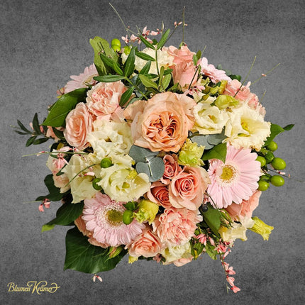Zarter Blumenkorb in Rosé und Crème Blumen online kaufen und in Zürich liefern lassen