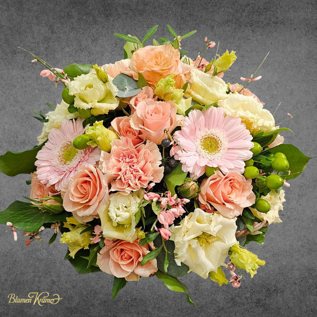 Zarter Blumenkorb in Rosé und Crème Blumen online kaufen und in Zürich verschicken